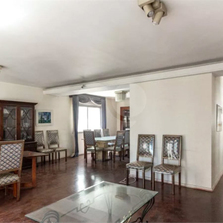 Este elegante apartamento em Higienópolis oferece 224m² de área muito bem distribuída, perfeito para quem valoriza conforto