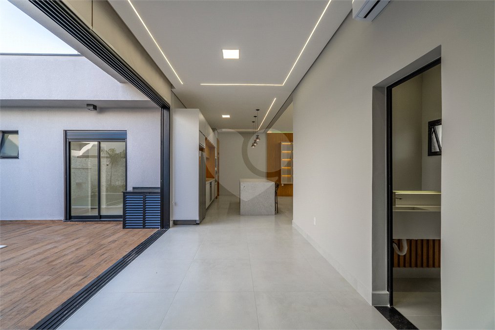 Indaiatuba - SP - Condominio Dona Lucilla - Valor R$2.295.000,00 - 3 suítes + escritório + lavabo - Terreno: 300m2 - Construção: 188m2 - Diferenciais - Móveis planejados no escritório, sala de TV, lavabo, cozinha, área gourmet, lavanderia, banheiros e closet - Ar condicionado em todos os ambie
