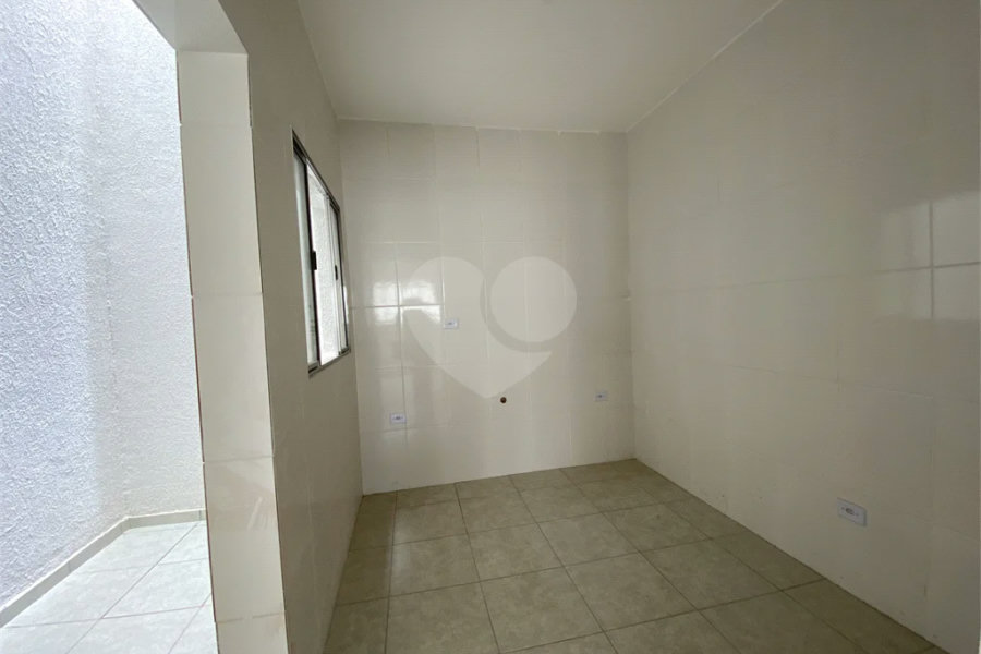 Sobrado em condomínio fechado com 2 dormitórios, 1 banheiro, cozinha, sala e lavanderia