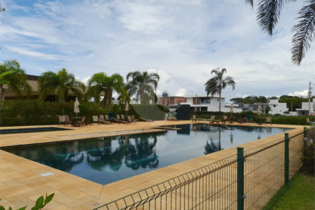 Belíssima Casa à Venda no Condomínio Damha IV