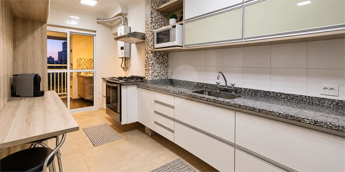 Apartamento com 3 dormitórios, 1 suíte, sala ampliada, varanda gourmet, planejados e 2 vagas. Condomínio com lazer completo e ótima localização em São Bernardo do Campo.