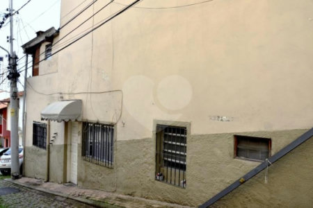 Sobrado na Saúde (2 casas c/2 quartos cada uma/entradas separadas)