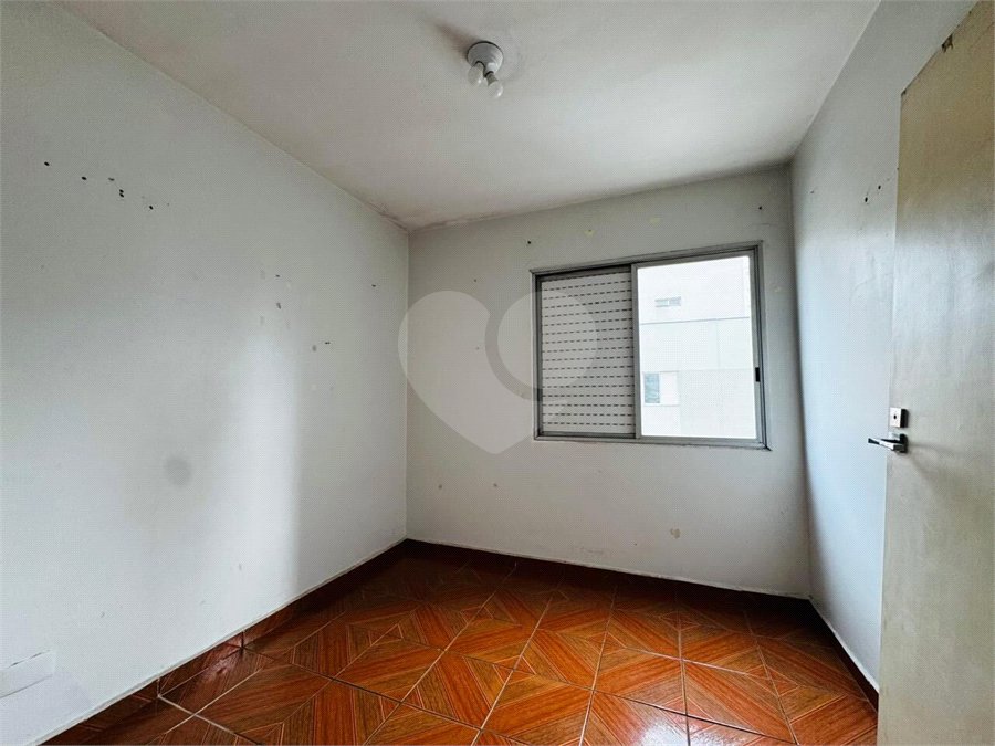 Vende-se Apartamento de 2 Quartos com Sacada na Vila Mascote