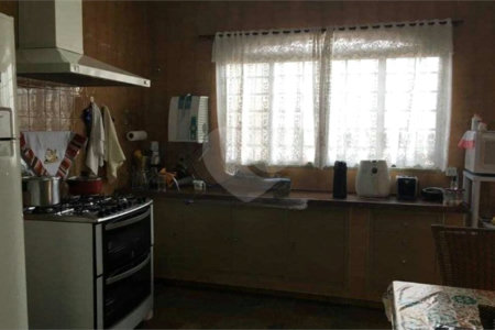 Casa térrea com 3 dormitórios, sendo 2 suítes.