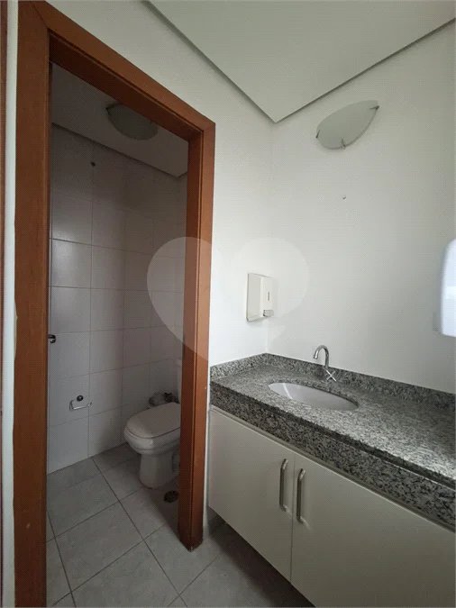 SALA COMERCIAL DE 90 M² COM 12 BAIAS, SALA DE REUNIÃO, AR-CONDICIONADO CENTRAL E 2 VAGAS!