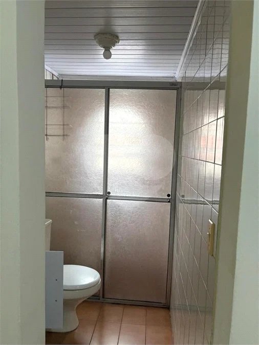 São Paulo - Capital - Bairro Santa Cruz - R4 495.000,00 - Aceita permuta por imóvel na cidade de Indaiatuba- Sp - Sobrado em rua residencial sem saída e com praça particular. O imóvel possui 2 quartos — 1 suíte com dois ambientes e acesso a hall externo. Sala ampla, cozinha com dois ambientes