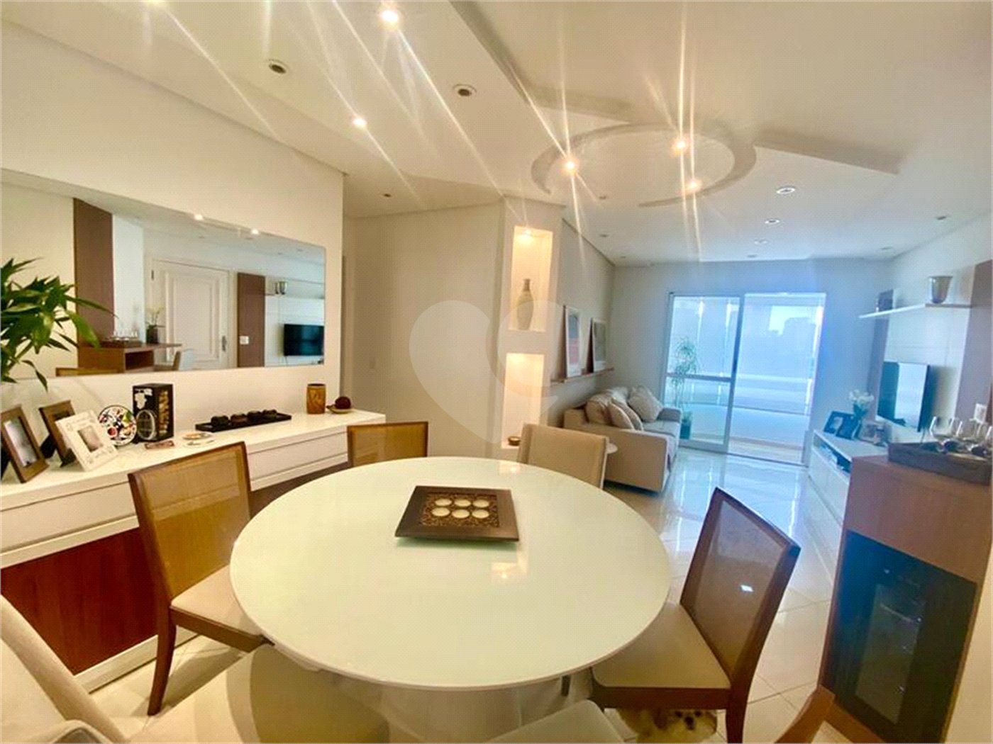 Apartamento de 03 dormitórios sendo 1 suíte e 02 vagas de garagem.