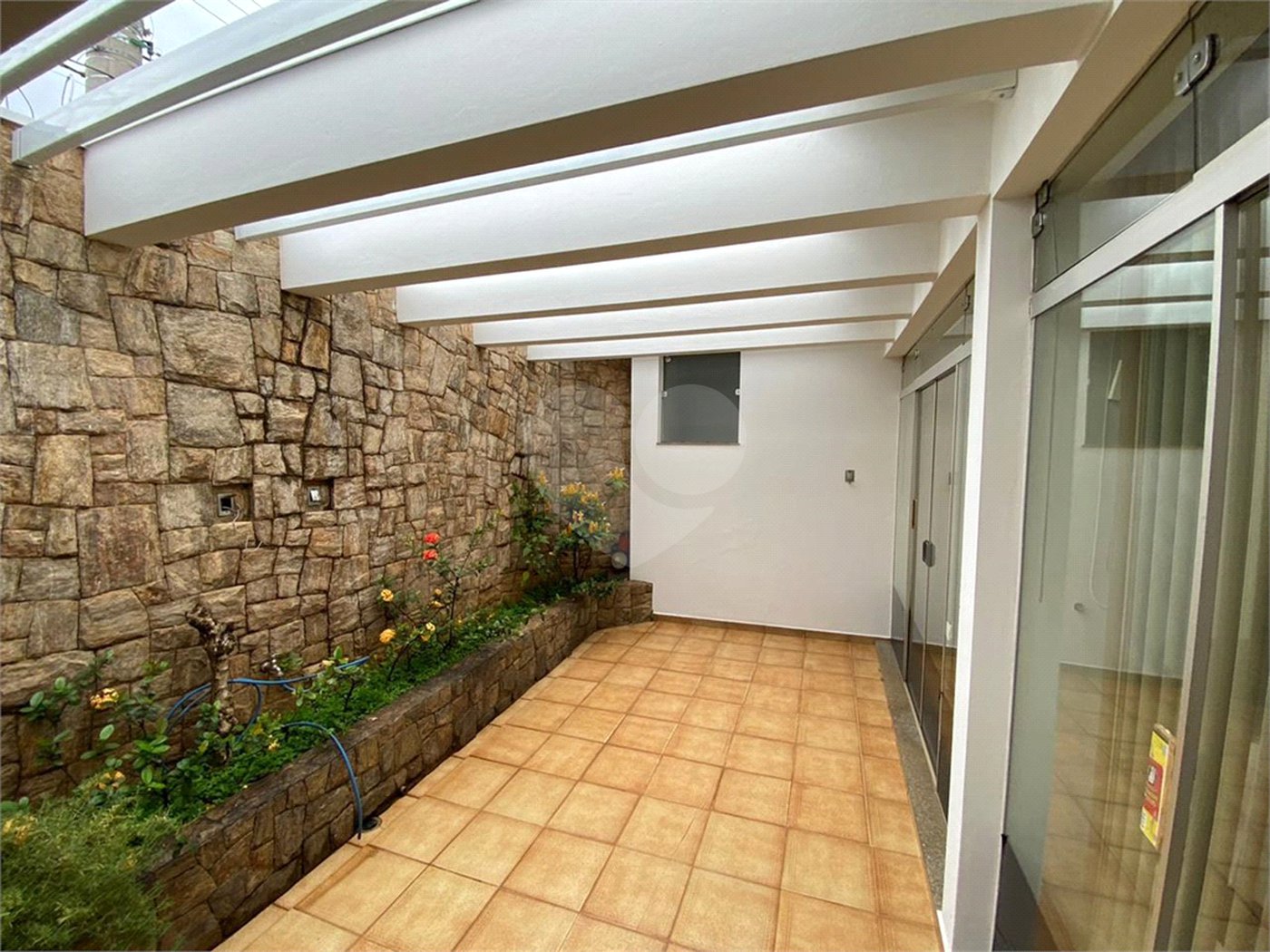 Casa Térrea com 3 suítes, sendo 1 suíte master.