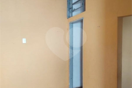 Casa térrea com 2 dormitórios, sendo 1 suíte.