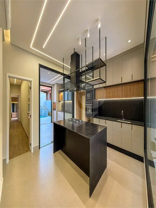 Indaiatuba - Condominio Sapezal - R$ 2.400.000,00 - Área Total 360,00 m² - Área Construída 213,32 m² - TÉRREA - 03 suítes sendo a master com closet; - Escritório; Lavabo; Cozinha com cooktop e planejados; Gourmet com churrasqueira; Ambientes preparados para ar condicionado; Piscina com cascata,