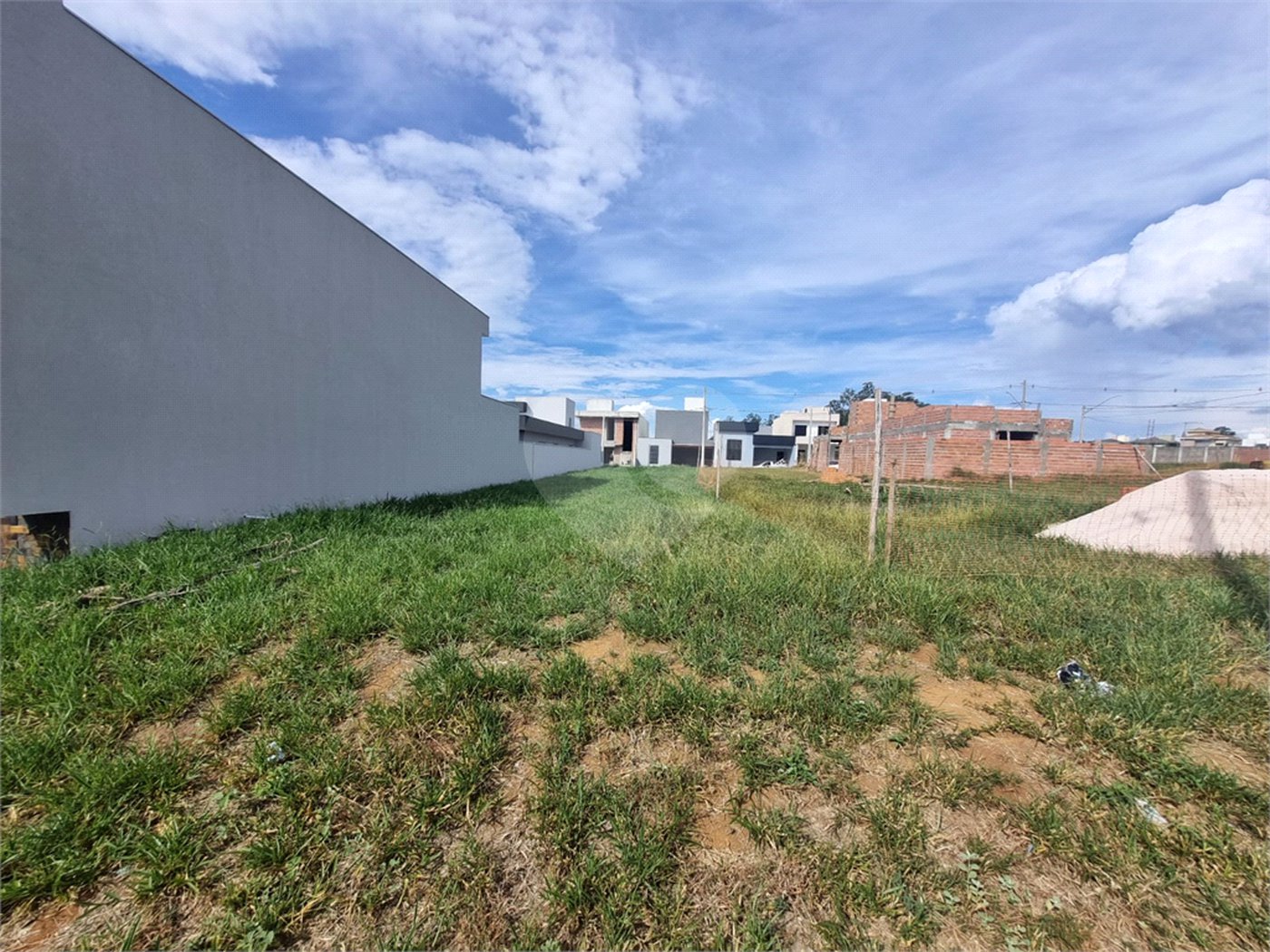 Terreno à Venda no Condomínio Villeneuve 10X24– Oportunidade Imperdível!