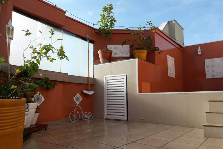 COBERTURA COM PISCINA E CHURRASQUEIRA NA CASA VERDE.