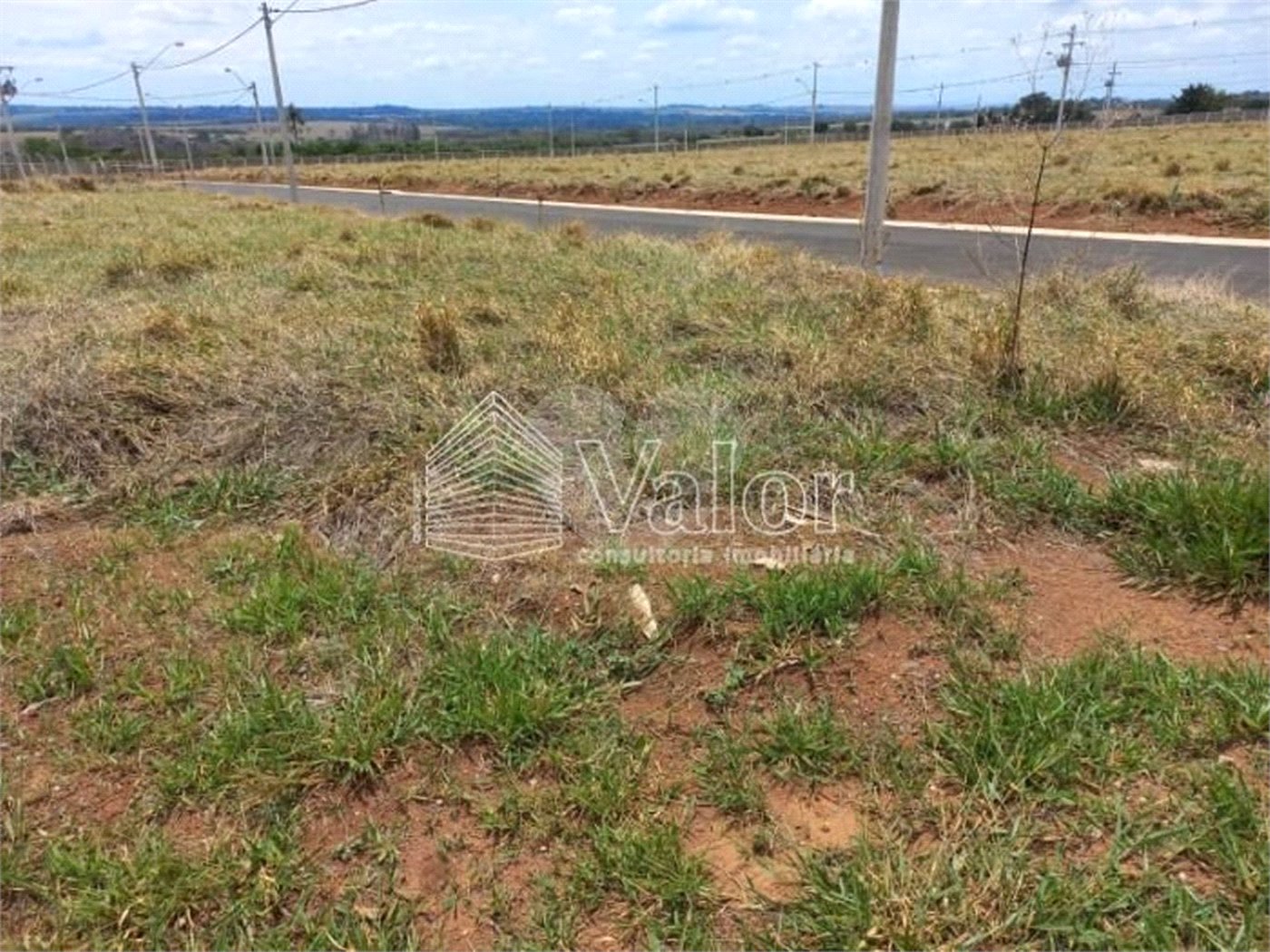 Terreno plano no Condomínio Villeneuve, com 250,00 m² de área total.