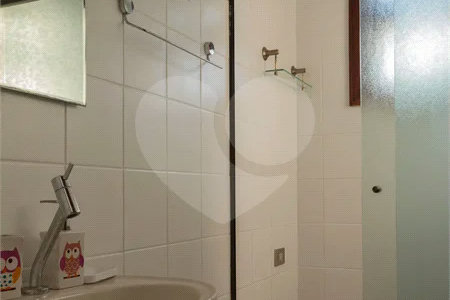 Casa à venda com 6 dormitórios, 3 suítes, piscina, área gourmet, hidromassagem, lareira, varanda e 6 vagas de garagem. Conforto e lazer para toda a família!