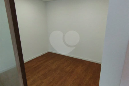 Sala comercial na Oscar Freire à venda Sala coml à venda na Oscar Freire OPORTUNIDADE Sala coml esquina. Rebouças