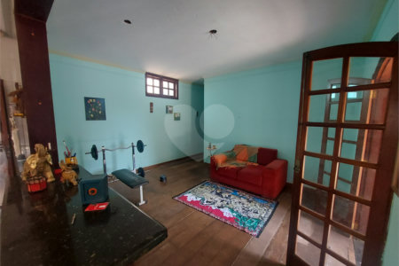 Casa térrea com piscina no Residencial Samambaia.