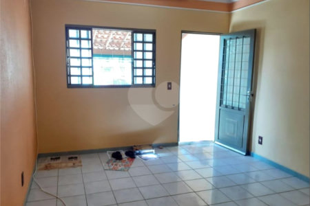 Casa Térrea com 2 dormitórios.