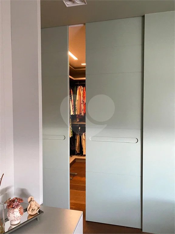 Apartamento de 224m² com 4 dormitórios, 3 suítes, 4 vagas de garagem e deposito