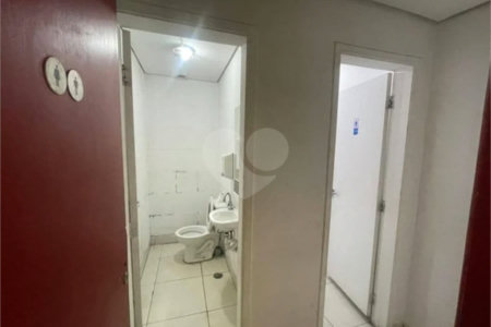 Ponto Comercial de Esquina Imperdível na Saúde / SP! Visibilidade Total para Seu Negócio!