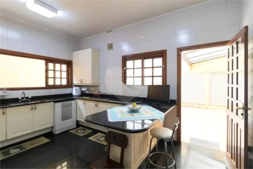 Casa com 3 dormitórios sendo 3 suítes com 03 vagas de garagem.