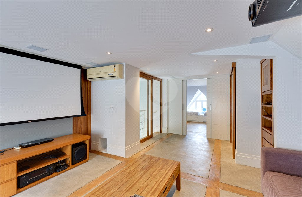 Casa à venda com 4 quartos, sendo 2 suítes, no condomínio Bristol Village, São Paulo - SP