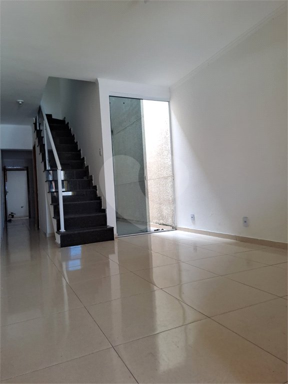 Sobrado novo de 3 quartos, 1 suíte, com 100 m², 2 vagas de garagem à venda no Jardim Eliane SP