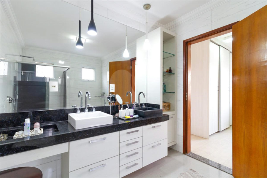 Casa Sobrado à venda com 342 m², 3 dormitórios, sendo 2 suítes, 4 vagas na Vila Mariana - São Paulo.
