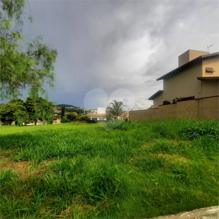 Lindo terreno de 450m², localizado no Condomínio Vilaggio Caprirccio