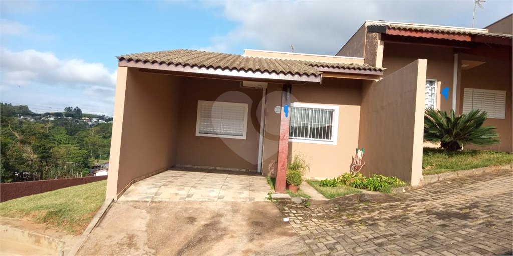 Linda casa em condomínio fechado com 2 Dormitórios.