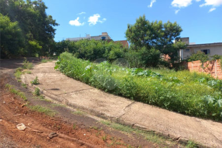 Terreno com 305,82 m² .