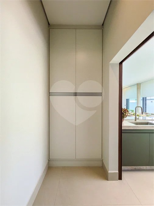 Indaiatuba - Condominio Villa Sapezal - 318 m² de Terreno - 230 m² de Área Construída - 3 suítes, sendo 1 Master com closet planejado - Sala de TV - Sala de estar integrada à Sala de jantar - Cozinha com móveis planejados - Despensa - Escritório planejado - Lavabo - Piscina com preparação para aquec