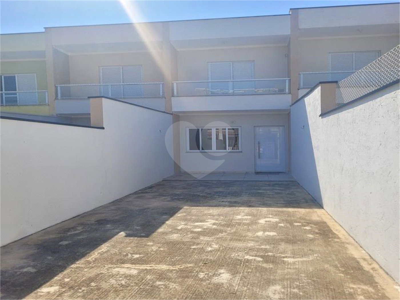 Indaiatuba - Sobrado para venda e Locação - Jardim Nely em Indaiatuba - R$ 425.000,00 - aceita parte em permuta - Bairro tranquilo com fácil acesso a rodovias, Shopping Polo Parque Mall - Assai, Polo shopping - Com duas suítes sendo uma com sacada, , lavabo. área de serviço , 2 vagas, portão ele