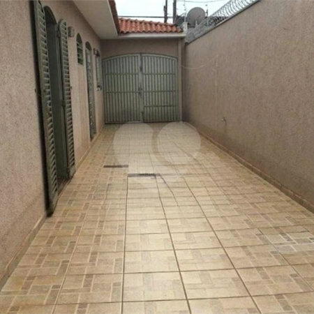 Casa térrea com 3 dormitórios, sendo 2 suítes.