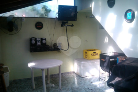 Sobrado com salão comercial na Sallum.