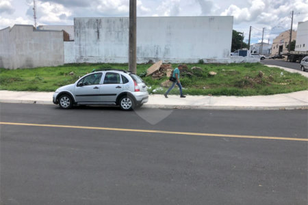 Terreno de 1.322,60 m² a 150 m da Av. Getulio Vargas