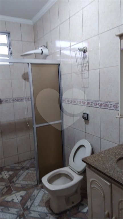 Casa Térrea com 3 dormitórios, sendo 1 suíte.