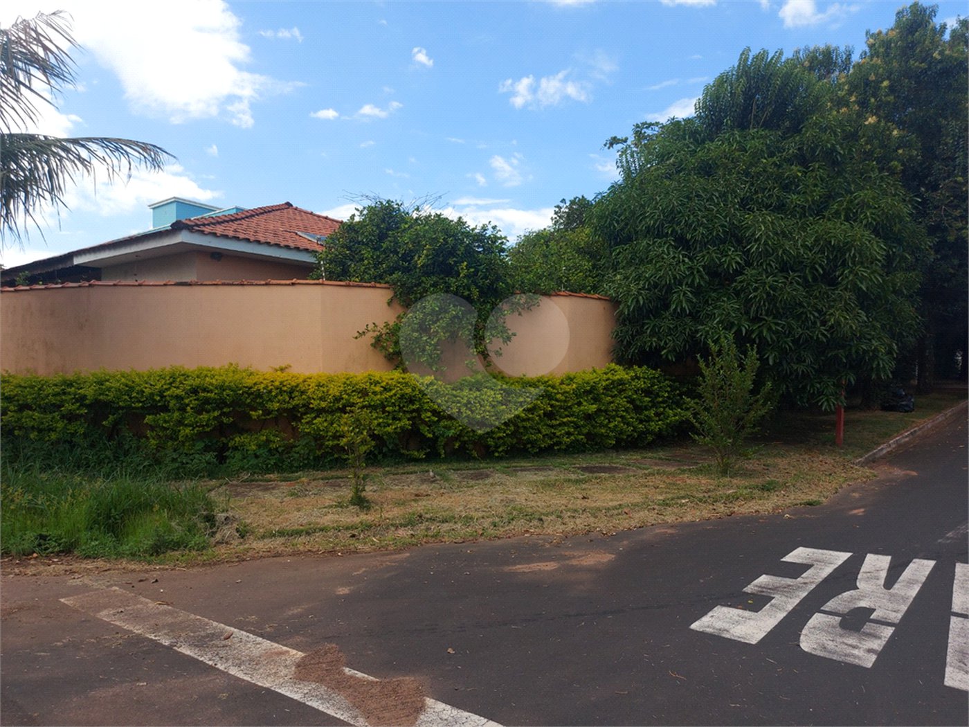 Casa térrea com piscina no Residencial Samambaia.