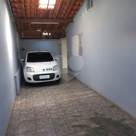 Casa Térrea com 3 dormitórios, sendo 1 suíte.