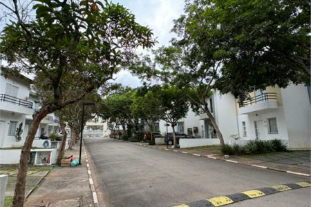 Casa à venda com 3 quartos, sendo 1 suíte, no condomínio New Village, Cotia - SP