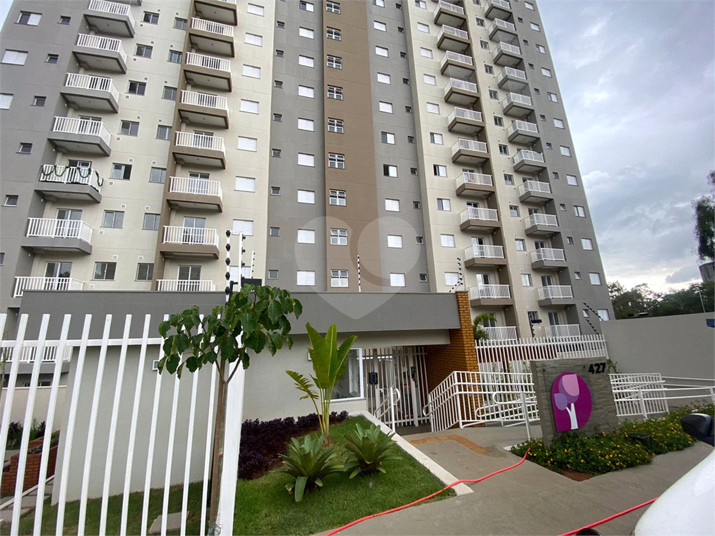 Apartamento no Condomínio Parque dos Jacarandás.
