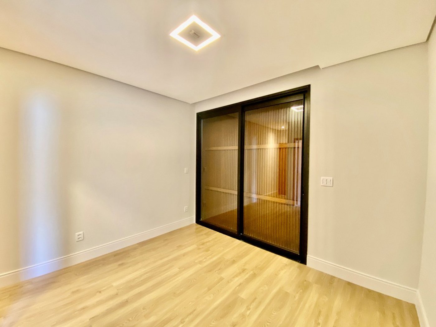 Casa à venda com 3 quartos, sendo 3 suítes, no condomínio Vila Giardino, Jundiaí - SP