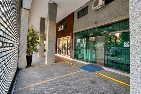 Imóvel comercial de 149 m² em Rudge Ramos, com pé-direito de 6 m, 3 vagas e localização estratégica. Excelente opção para investidores e negócios.