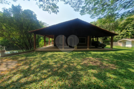 Chácara à venda em Valinhos - SP .