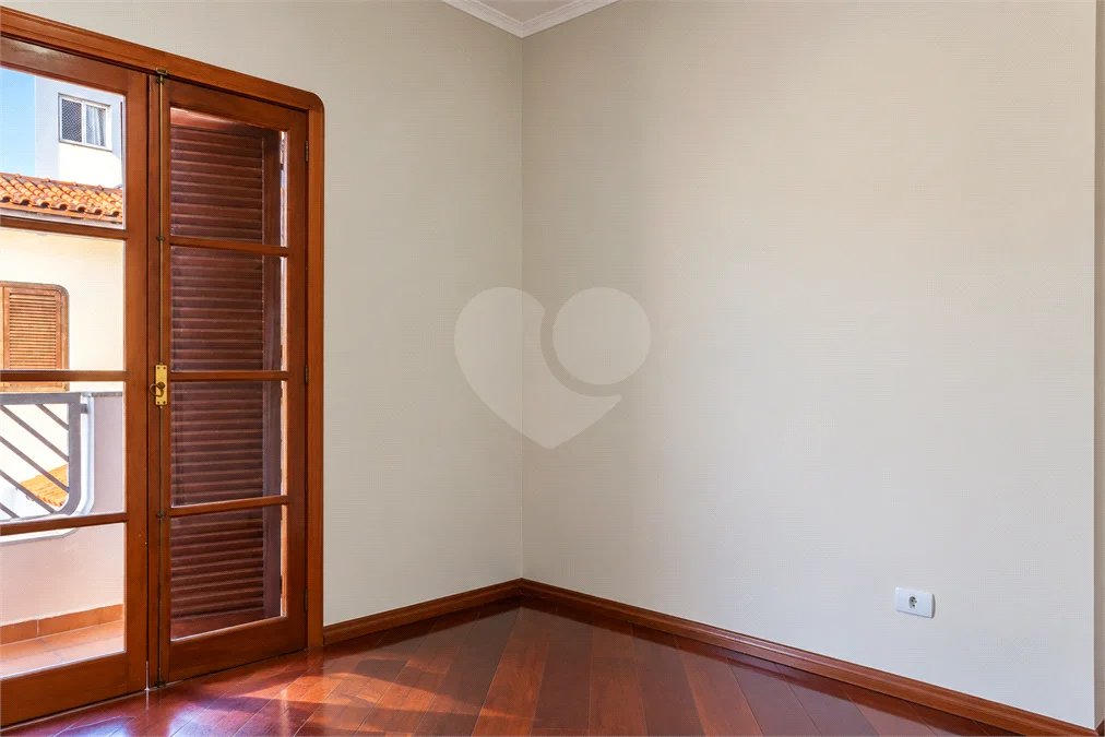 Casa à venda com 6 dormitórios, 3 suítes, piscina, área gourmet, hidromassagem, lareira, varanda e 6 vagas de garagem. Conforto e lazer para toda a família!