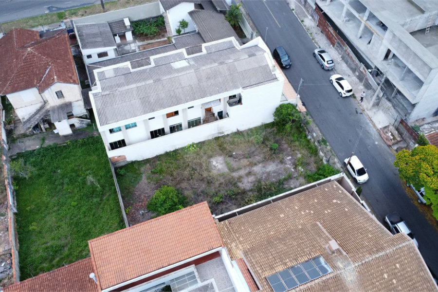 Terreno 300m² à Venda próximo ao centro á poucos metros da Avenida Champagnat