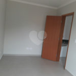 Apartamento VENDER com 44m2, com 2 quartos, banheiro, sala integrada à cozinha e 1 vaga de garagem