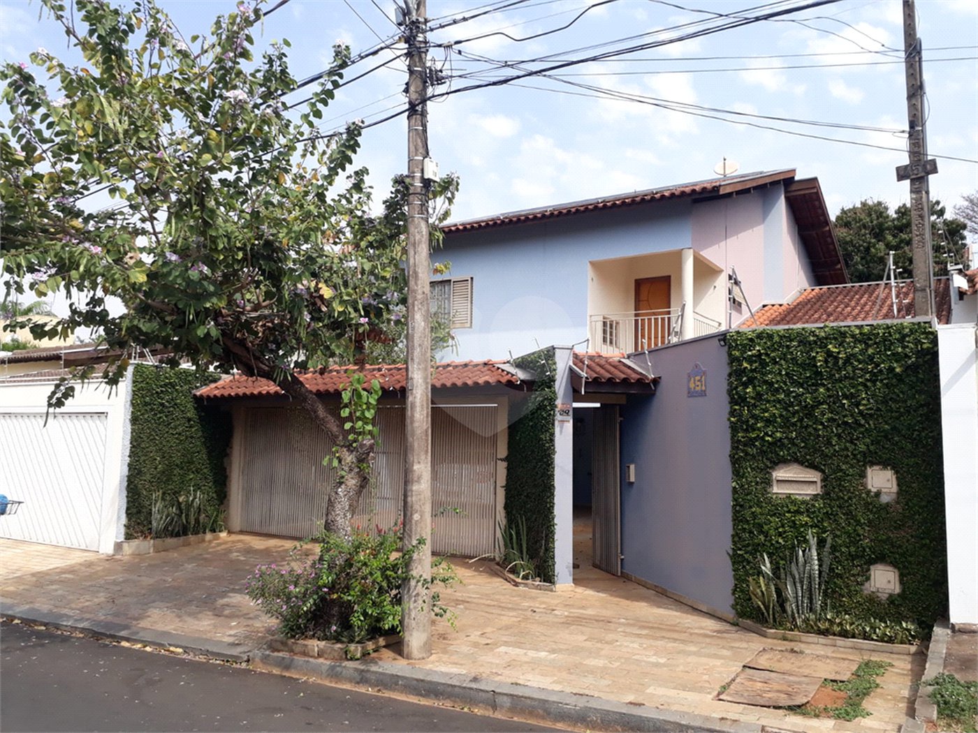 Sobrado com quintal amplo e arborizado a venda