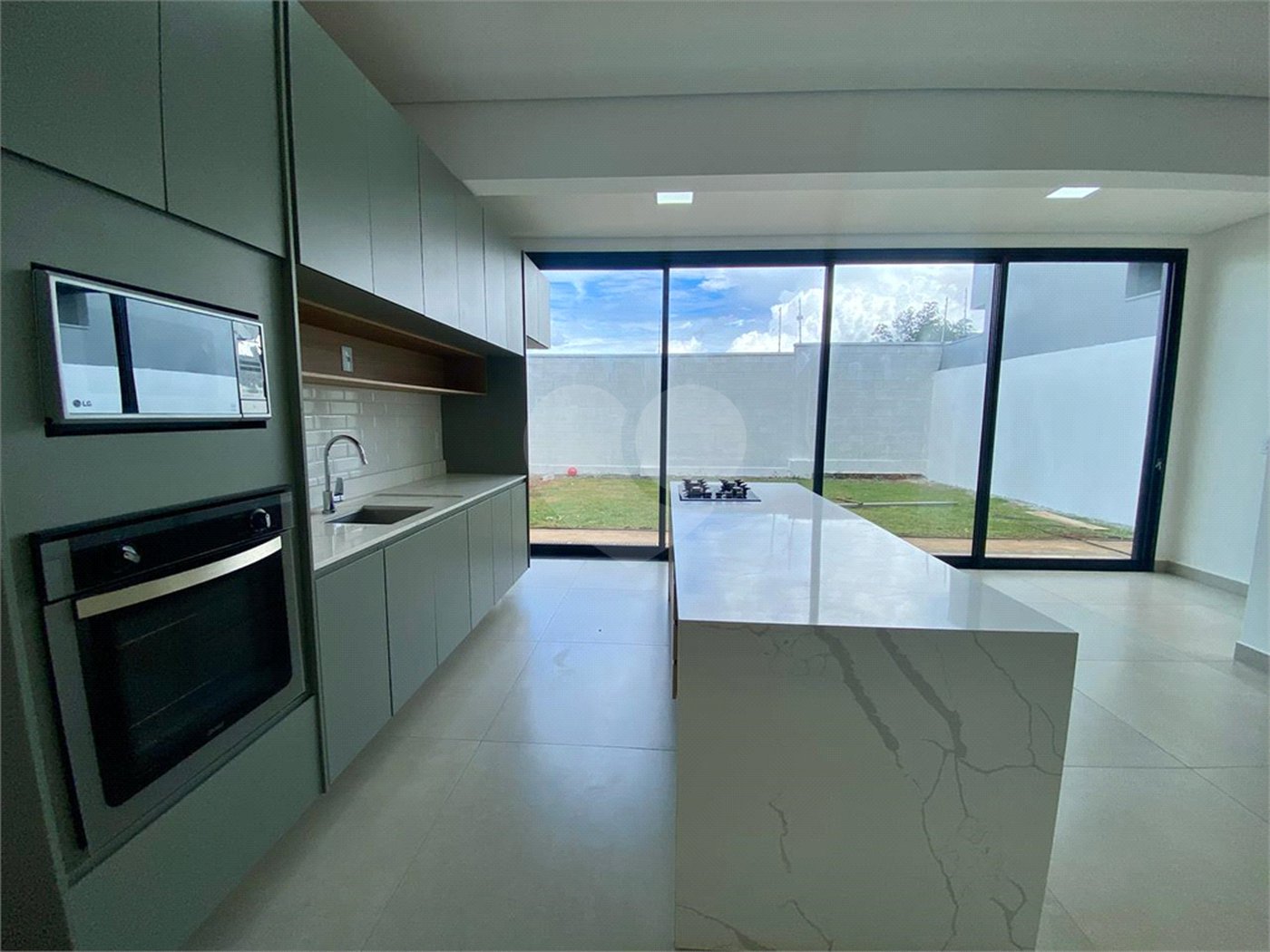 Sobrado á venda com 03 suítes, no Residencial Villeneuve em São Carlos-SP.
