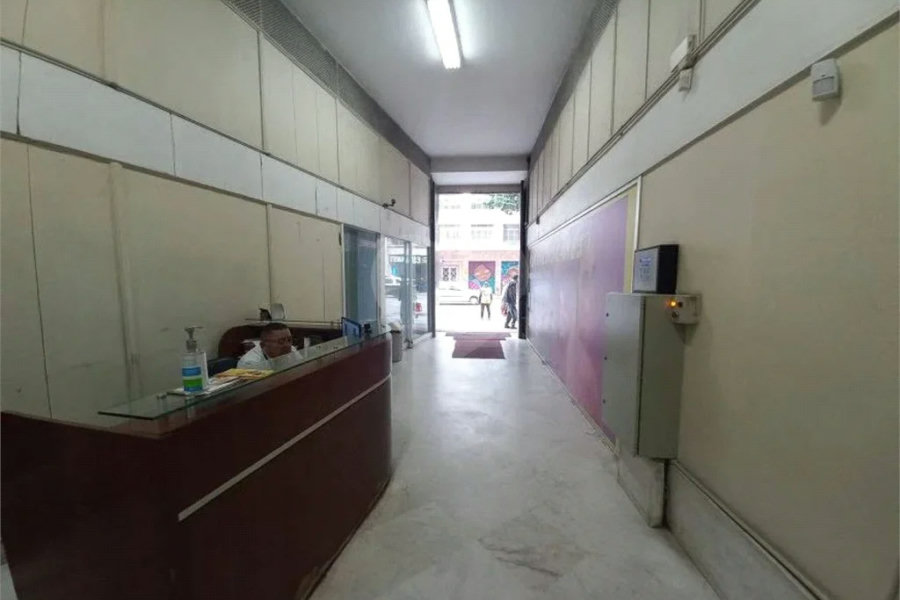 Ótima sala para escritório com 37 m², possui 2 ambientes.