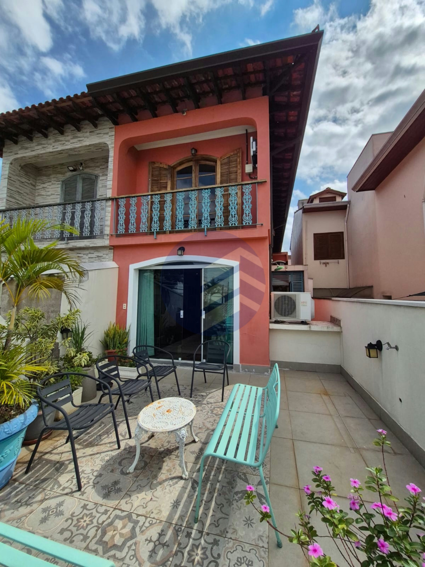 Sobrado à venda com 166 m², 3 dormitórios, 3 vagas cobertas, terraço com vista livre e 16 placas solares! Próximo à USP.